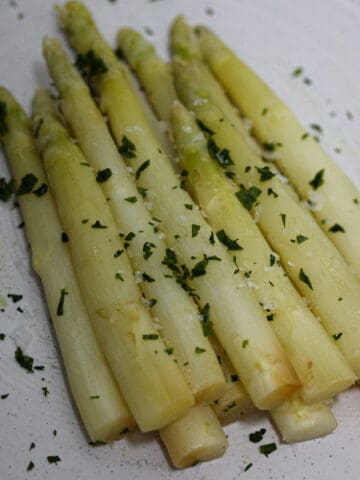 sous vide white asparagus with flake salt and parsley
